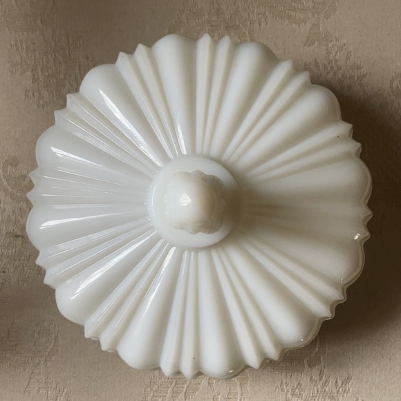 Anchor Hocking Old Cafe pattern milk glass covered dish, powder, candy dish - Picture 3 of 9